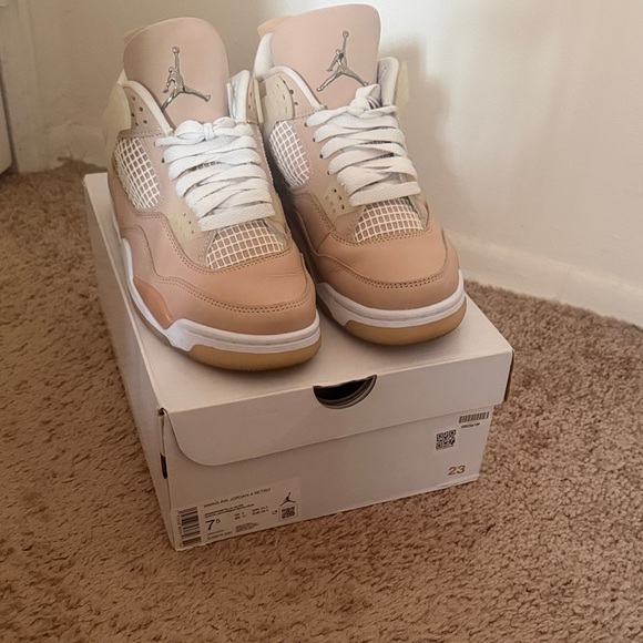 Jordan WMNS Air Jordan 4 Retro in Shimmering Metallic Silver - Picture 10 of 10